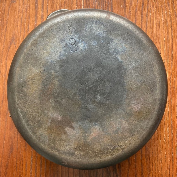 Vintage Cast Iron No 8 Dutch Oven - Picture 11 of 11